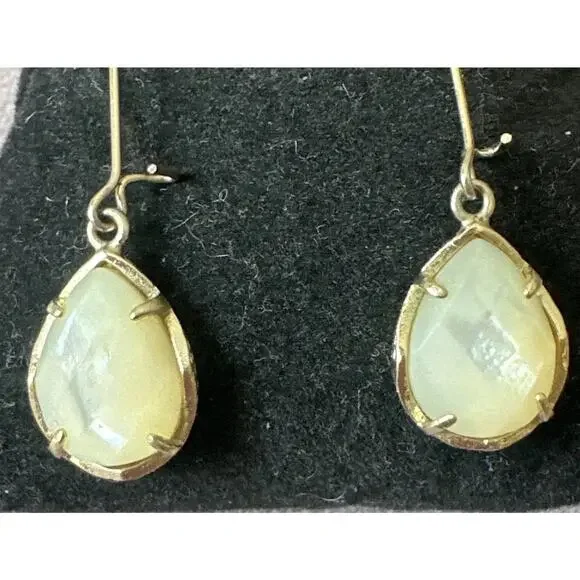 Kendra Scott Gold Tone Dee Drop Earrings In White Mother Of Pearl - Picture 4 of 8